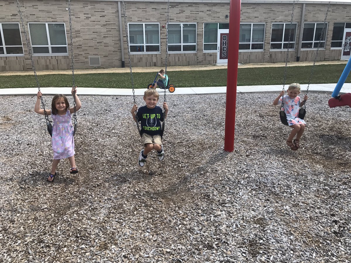 jaci_liechty91's tweet photo. Our afternoon preschool childcare kids are having a blast outside!  #BHES180daysoflearning https://t.co/LKcNuJmSWo