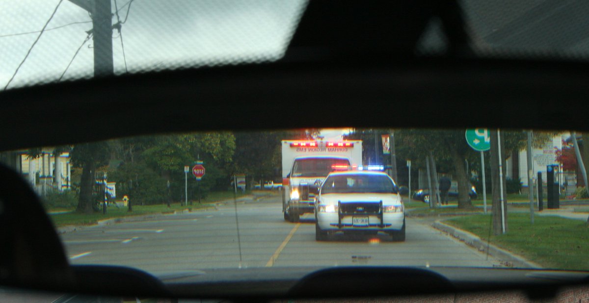 Confused about what to do when you spot an emergency vehicle approaching? Find out here bit.ly/2wfspKh https://t.co/OsLSfEYHLo