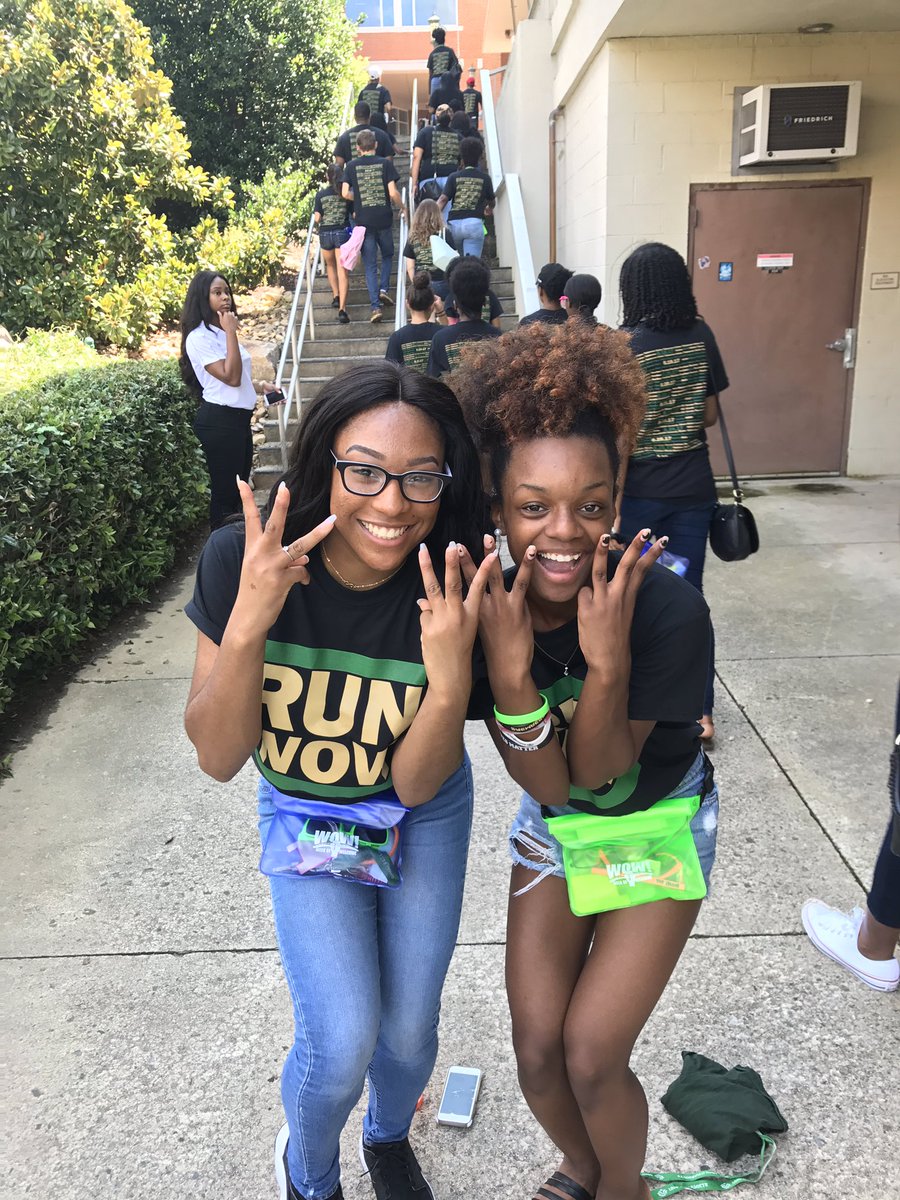 Britany17OC15's tweet photo. #RUNWOW2k17 💚💛🤙🏾 Are you ready #UNCC21 ? 👀 @WeekofWelcome https://t.co/NRw1ebmQjS