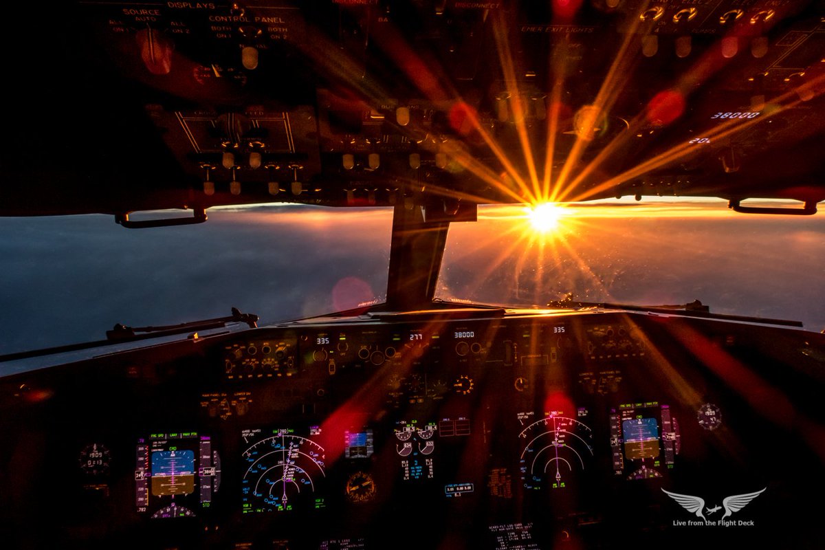 Golfcharlie232's tweet photo. Now that's a nice sunset! 38,000ft, Mach 0.78, 180 souls on board, smooth ride #avgeek #pilotsview #pilotlife #aviation https://t.co/57gPCmqBqz