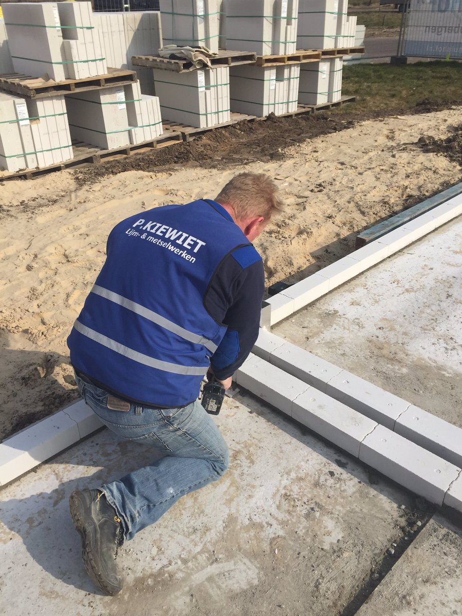 Stellen/verwijderen van eigen stelvoet. #kiewietlijmwerken #onbetwistdelijmspecialist #kalkzandsteen #NK1000 #strakkeplanning