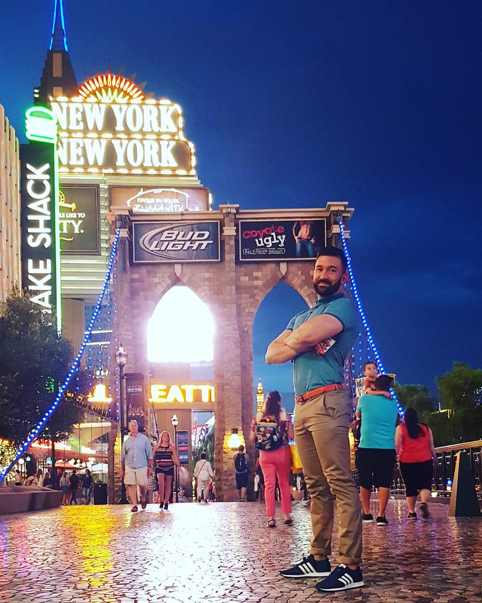 LeoBreak5's tweet photo. Vive intensamente cada momento!!! 
#NewYork #LasVegas @adidasAR Gracias por las zapatillas!! https://t.co/jceaqFskQN