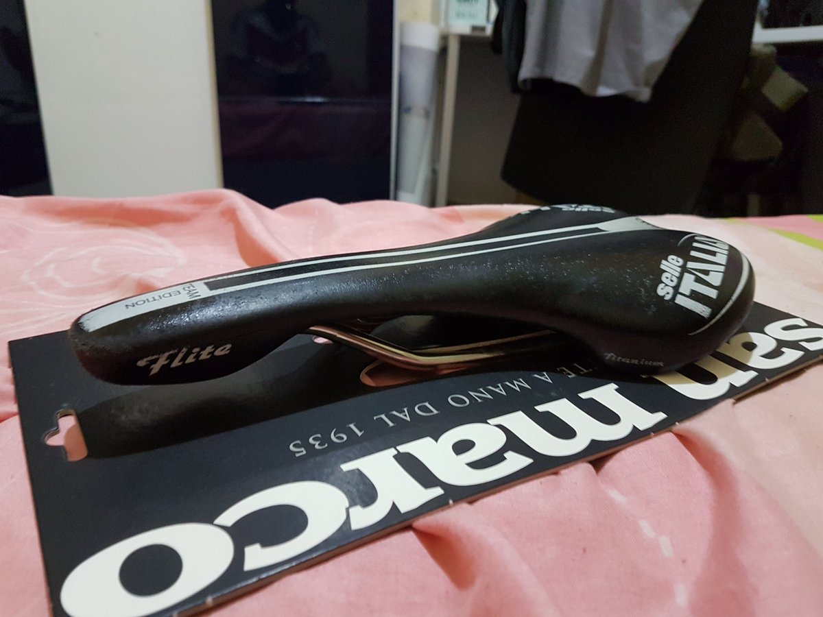 anounymous_info's tweet photo. Wts selle flite titanium team edition 750rb , kondisi 2nd ga ada sobek minat mention aja #fnfjb #agjb https://t.co/kbSHgqDcpG