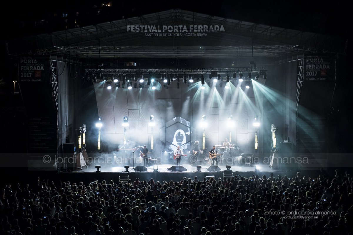 JordiGarciaA's tweet photo. TRIUNFO @loveoflesbian @PortaFerrada 16-8-2017 #portaferrada2017 #viulestiuasantfeliu #guixols @theprojectbcn @musicbusrecords📷@JordiGarciaA https://t.co/ak0cnDKhqp