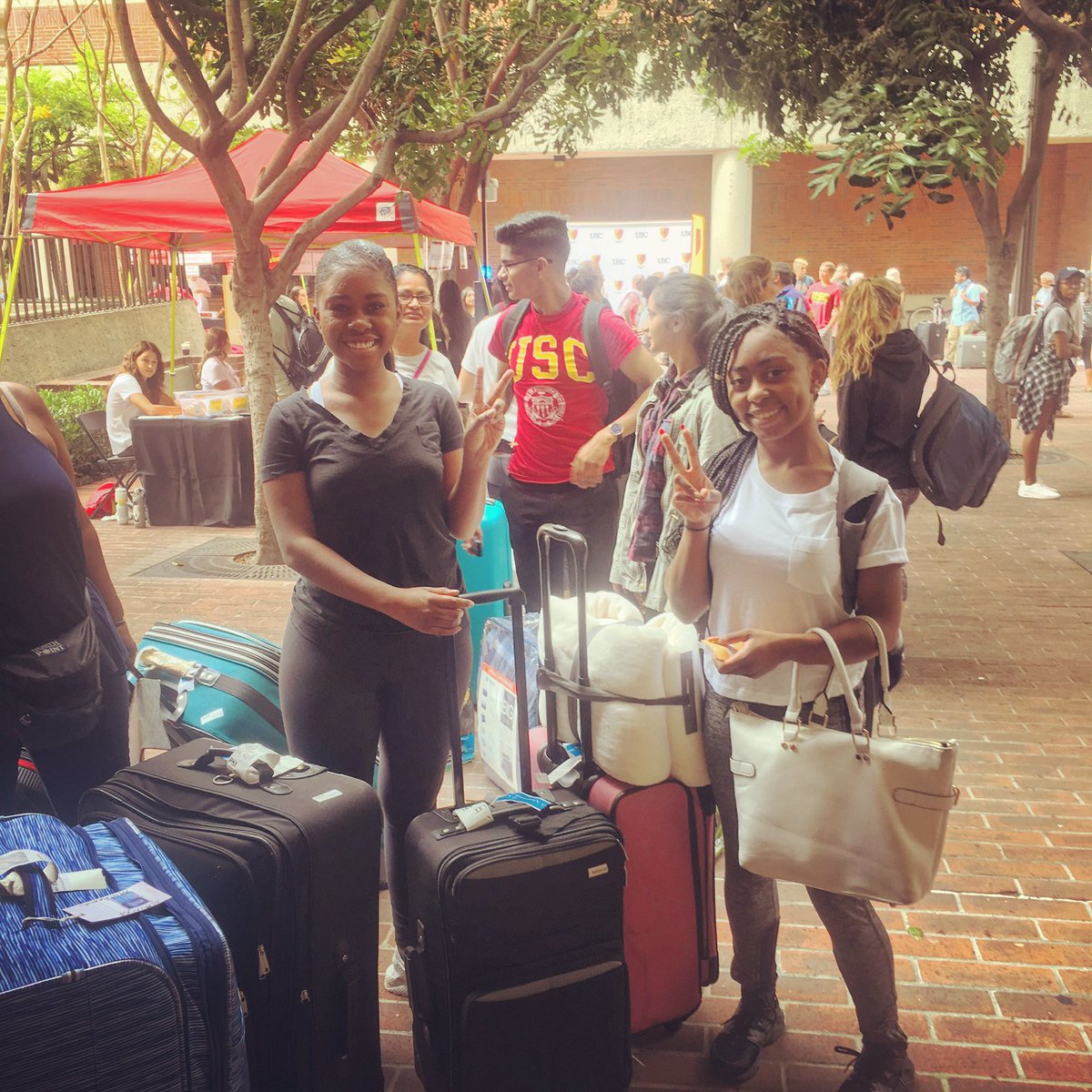 WelcomeTrojans's tweet photo. It's #MoveInDay @USC! Here's a #fighton from #flourtower! #WelcometoUSC @uschousing #trojanfamily #uscresed https://t.co/JIhB9bqTeG