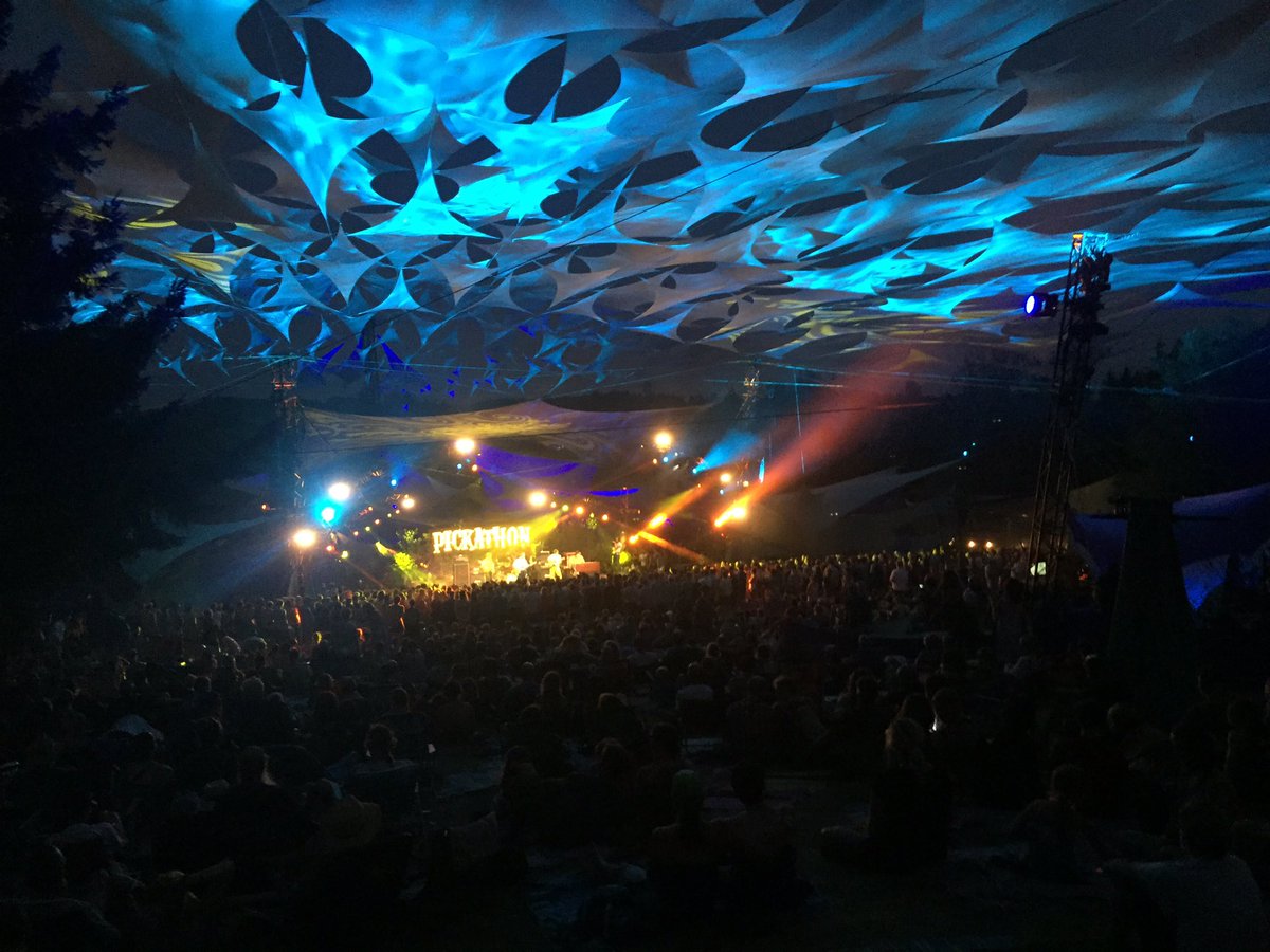 BSDFutureBus's tweet image. After a day of rocking guitar builds with kids on the bus - a night of rocking guitar solos! @pickathon #bsd1thing #bsdempower17