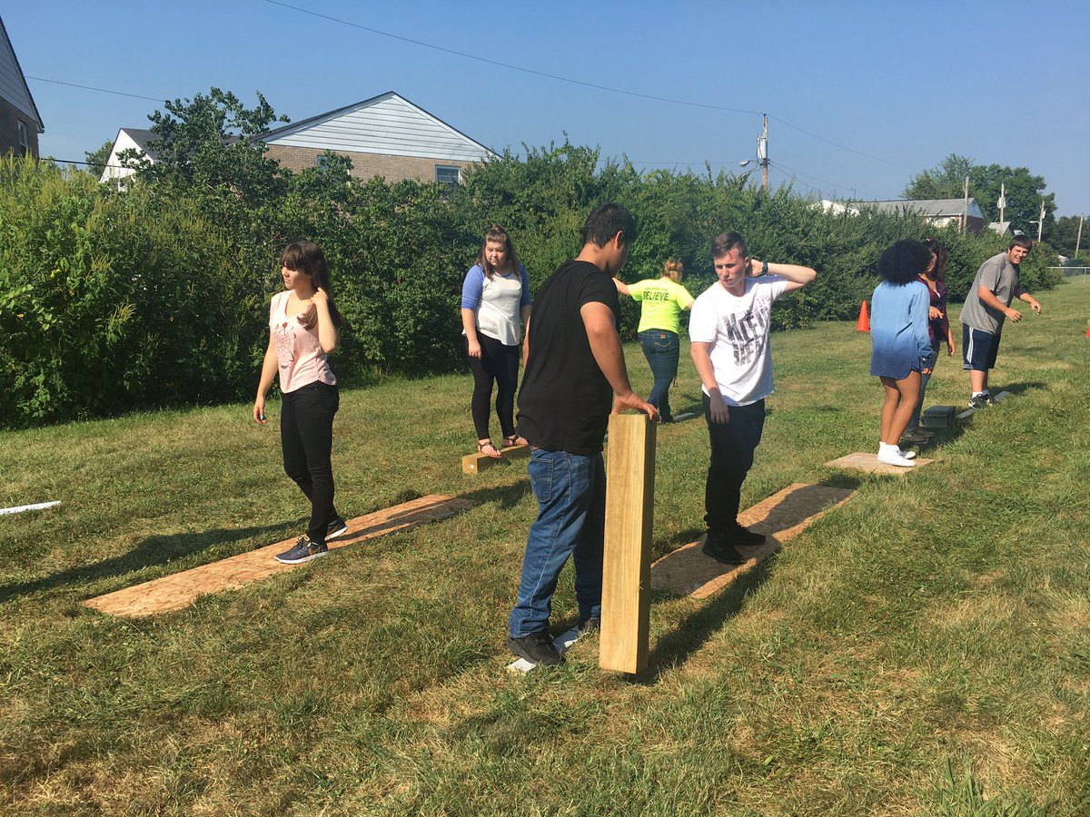 MrCarpenterHHS's tweet photo. Every construction crew needs to be able to work as a team. #Hamiltoncarpentry #character https://t.co/LMyMmEJNl9