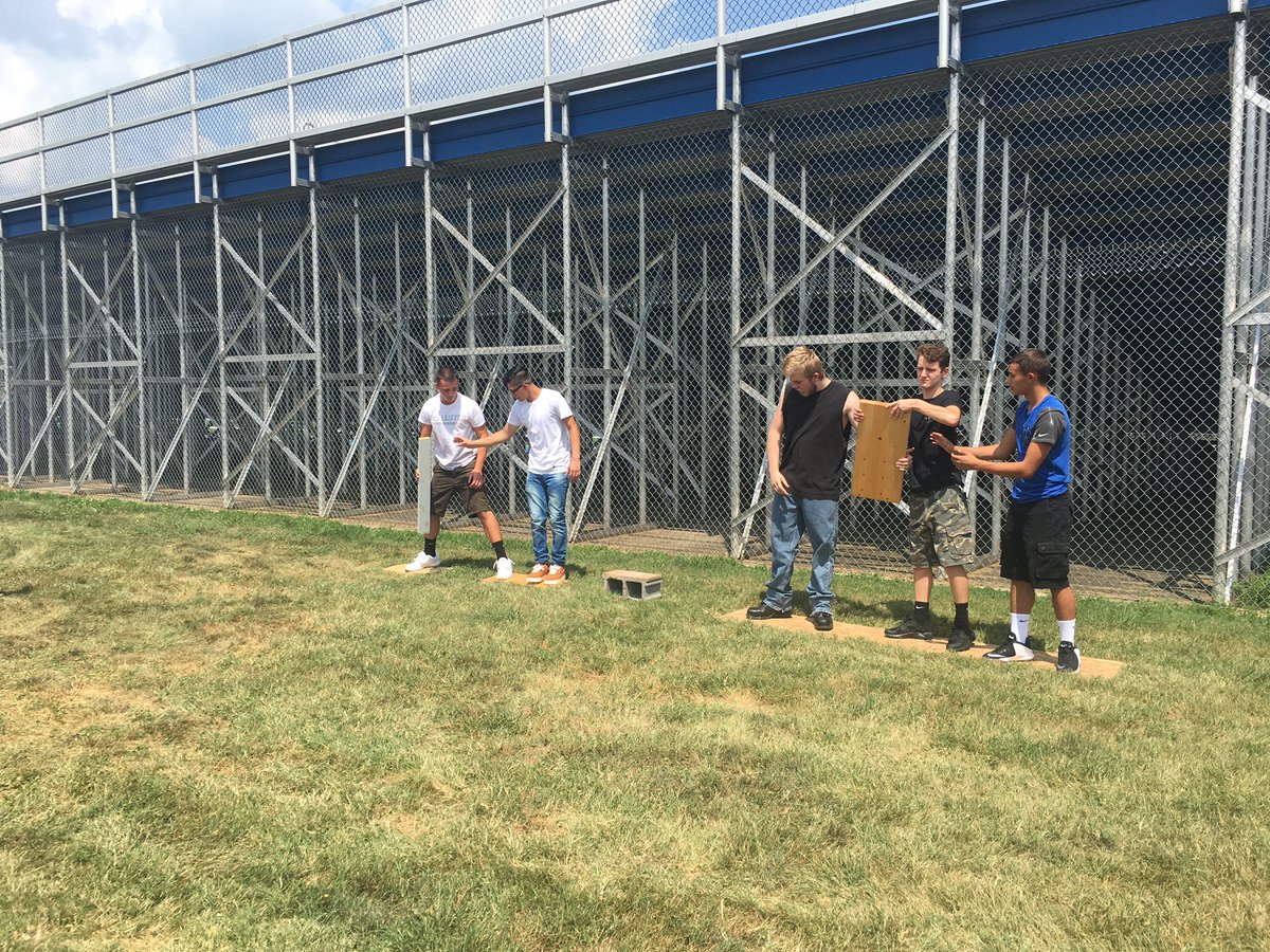 MrCarpenterHHS's tweet photo. Every construction crew needs to be able to work as a team. #Hamiltoncarpentry #character https://t.co/LMyMmEJNl9