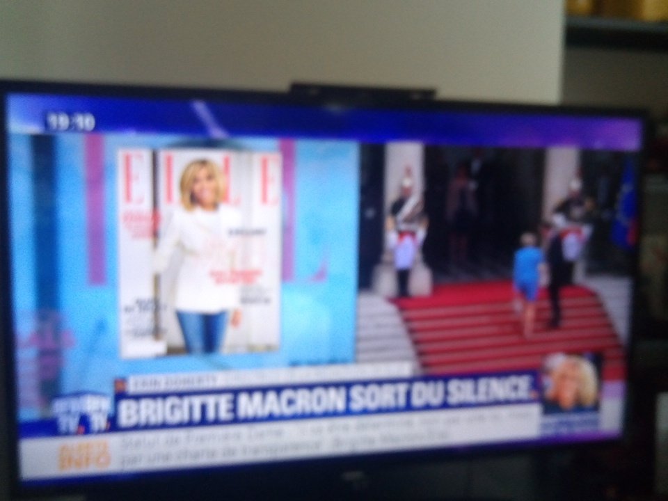 superticios95's tweet photo. @BFMTV  10 minutes sur Brigitte Macron qui a été interviewé par un magazine qui sort vendredi. C'est ça l'actualité ? #bfmacron https://t.co/9GzjNdXJ4N