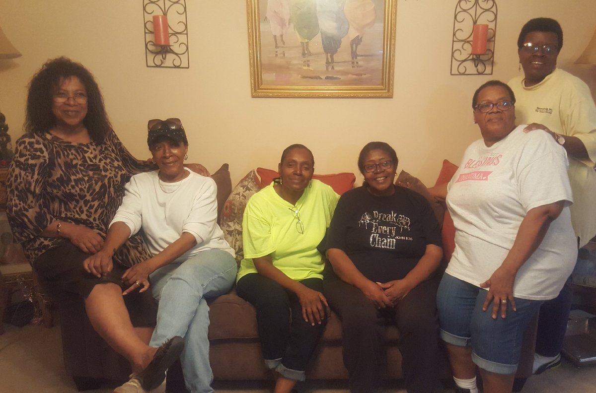 kenyonglover's tweet photo. #GloverFamily #Aunts #Mom #GloverfamilyReunion https://t.co/X9PWtPfN3a