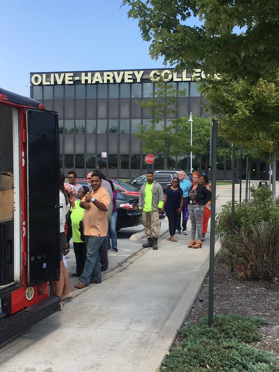SouthSideGrl312's tweet photo. @ChesaGtf thank you for feeding @ChiCityColleges @OliveHarvey_CCC staff and faculty today during ##FDW2017 #OHC https://t.co/1JqdChfKv0