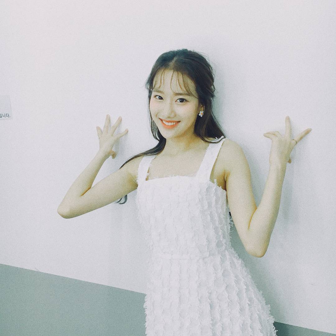 grapefruitier's tweet photo. behind the scenes of our bnt photoshoot~ 💅🏻🔮💜👚 https://t.co/3IJtBQzlgN