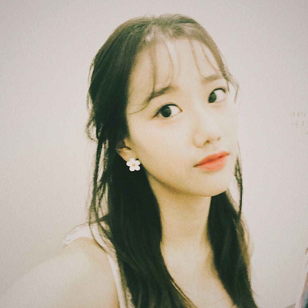 grapefruitier's tweet photo. behind the scenes of our bnt photoshoot~ 💅🏻🔮💜👚 https://t.co/3IJtBQzlgN