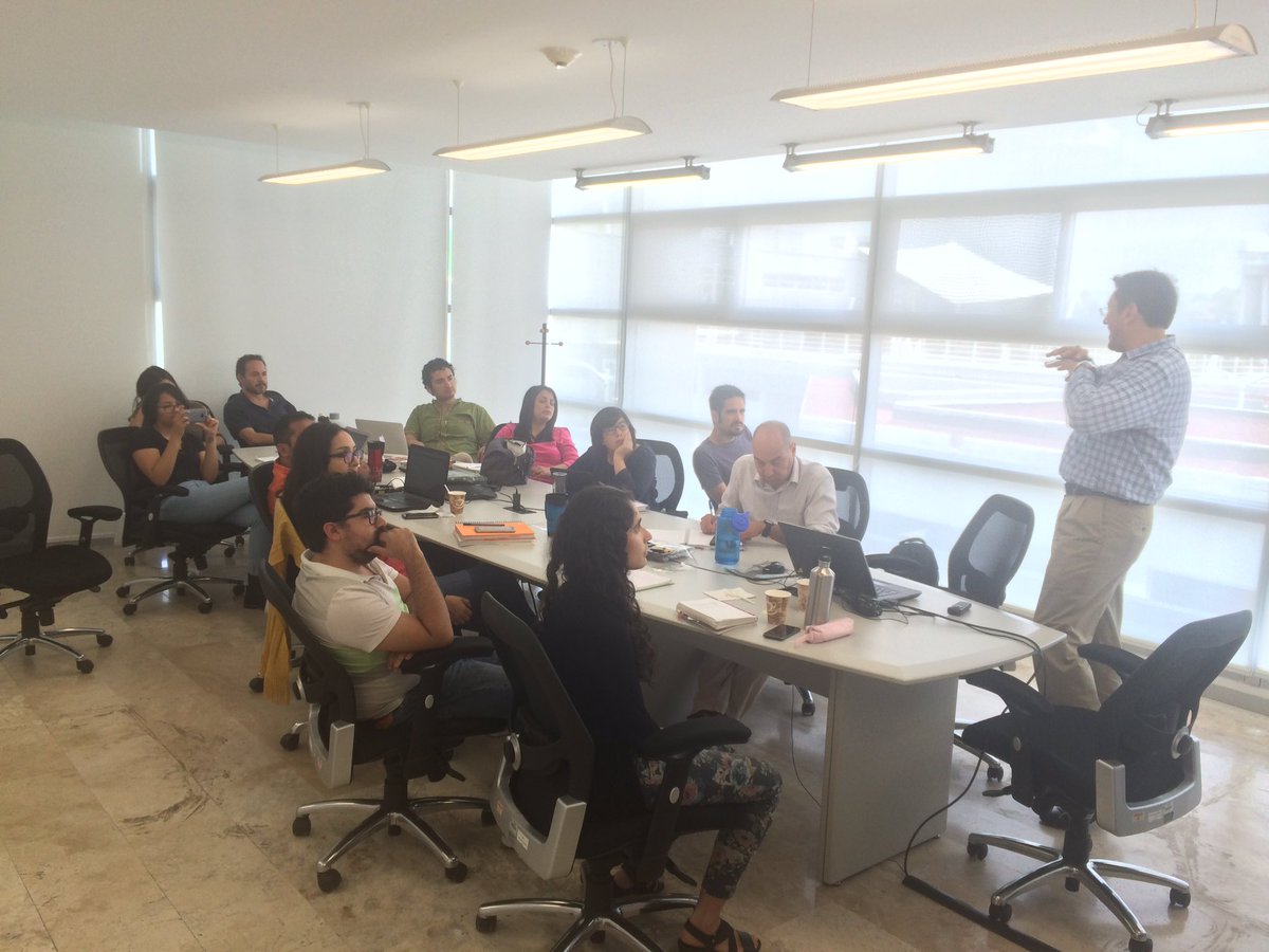 raulpacheco's tweet photo. El Dr. @alannavarrophd presentando resultados sobre redes socio-ecológicas al Lab de Gobernanza Colaborativa del Agua #CoReGovLab https://t.co/NE5tFGCHRj