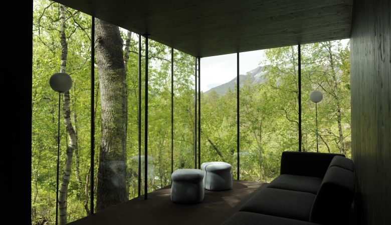 Номер с видом на лес. Джувет Лэндскейп в Валлдале Норвегия. Ex Machina House. Отель в лесу с панорамными окнами. Панорамное окно с видом на лес.