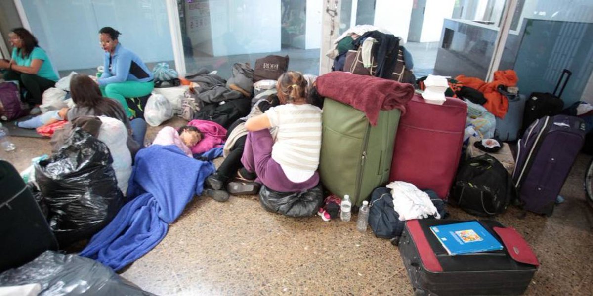 ElNacionalWeb's tweet photo. La historia de los venezolanos que permanecen en el terminal de Bogotá https://t.co/oyprxqCs5U  https://t.co/HQ0vMiHzxf