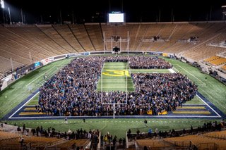 berkeleyinspire's tweet photo. Congrats Class of '21! Students broke Guinness World Record for largest number of ppl to form human letter #GoBears https://t.co/qAFx5qhxwX https://t.co/z1eD0WRna9