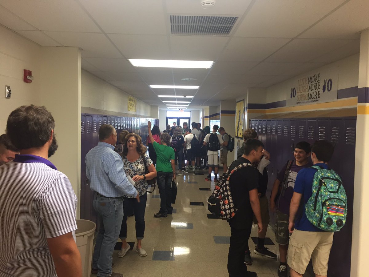 MinnHScats's tweet photo. MHS students and staff ready to go for day one! https://t.co/WwMXEnmyX4