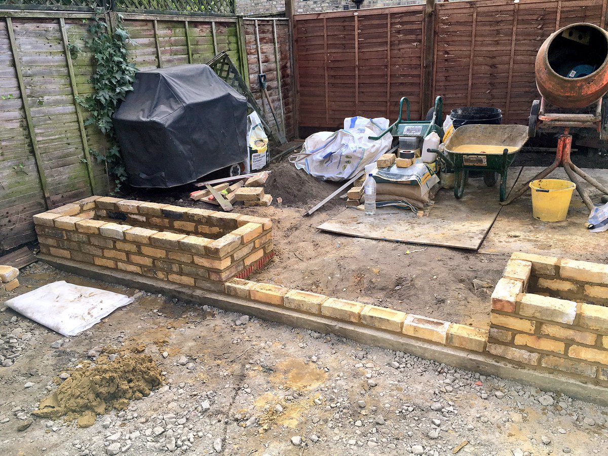 CadoganLscapes's tweet photo. Garden starting to take shape on our new #putney project, ready for the @_LONDONSTONE paving arriving tomorrow #Landscaping #London https://t.co/8krjNe3g8w