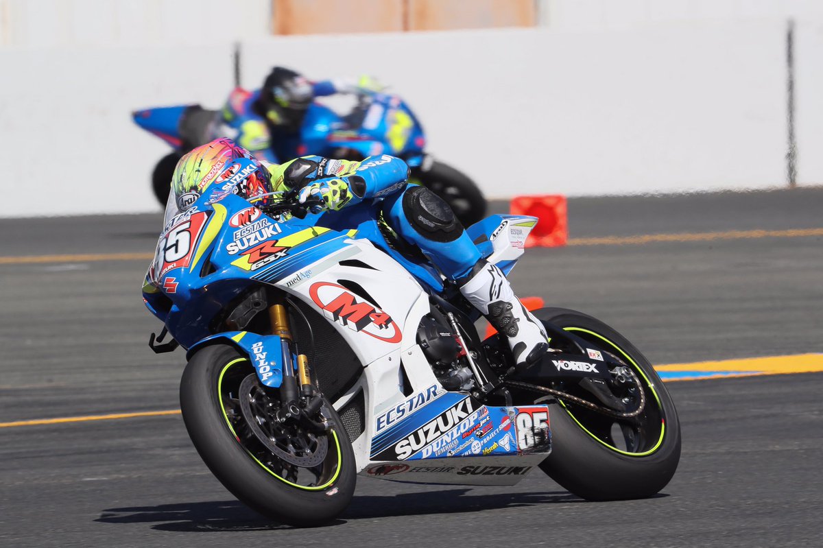 <a href="/jakelewis85/">Jake Lewis</a> full tuck on his way to first place in race one of the Superstock 1000 class at <a href="/racesonoma/">Sonoma Raceway</a> 👊✊️ @motoamerica1 #GSXR #GSXR1000