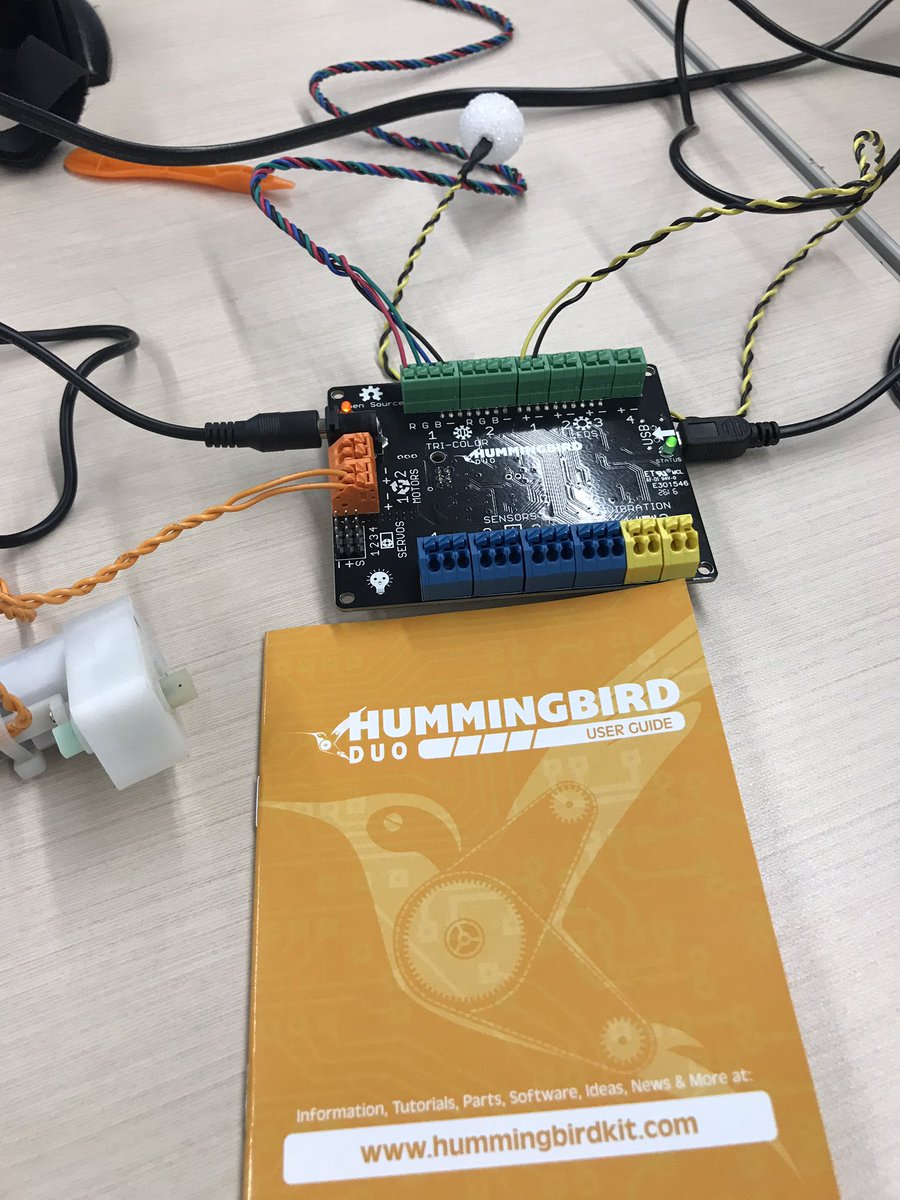 EricaAnneM's tweet photo. Playing with #HummingbirdDuo and @Scratch today at #CEMC17 @hummingBirdDuo https://t.co/fIEFg2WHyb