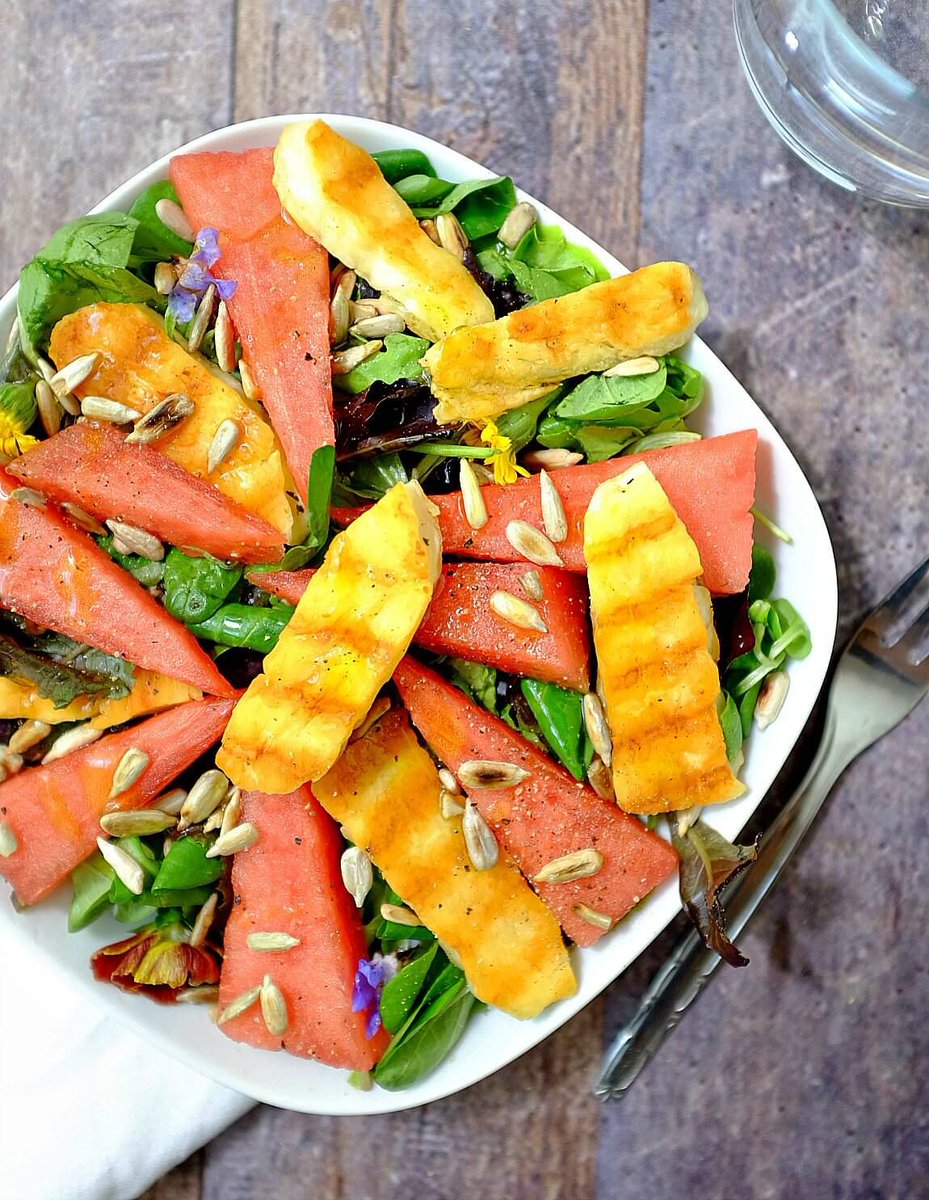 Melonen-Salat mit gegrilltem Halloumi - toller Salat für einen Sommerabend buff.ly/2vJtLe6 #rezept #salat #foodblog