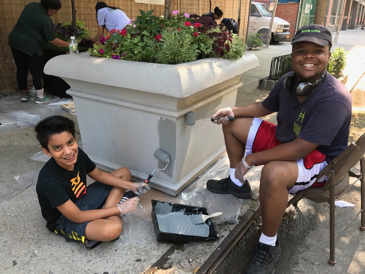 HighLineTeens's tweet photo. Today was the last day we got to work with CHKNY for the summer. We painted their planters #HighLineTeens #youth #painting #LeonardoDaVinci https://t.co/7kc70ouVMC