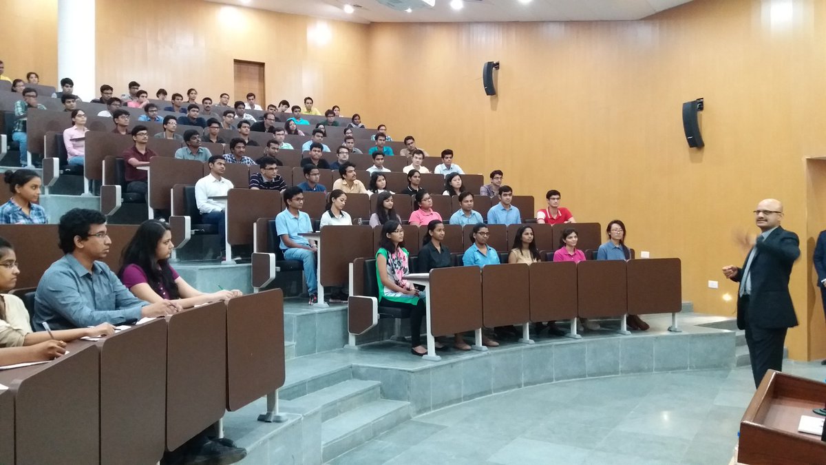 Gratifying to launch India's largest case study challenge <a href="/YESBANK/">YES BANK</a> #TransformationSeries2017 @iimc received with enthusiasm from students.