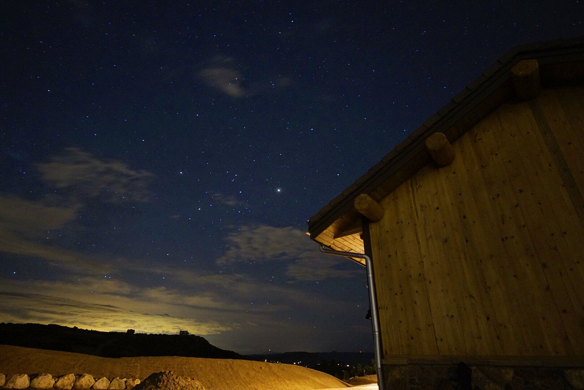AdamoHomes's tweet photo. Backyards are meant for stargazing. Nothing beats #Colorado skies!
#tessamesa #smallbatch #stars #coloradoproud https://t.co/TIuuWPnIK9