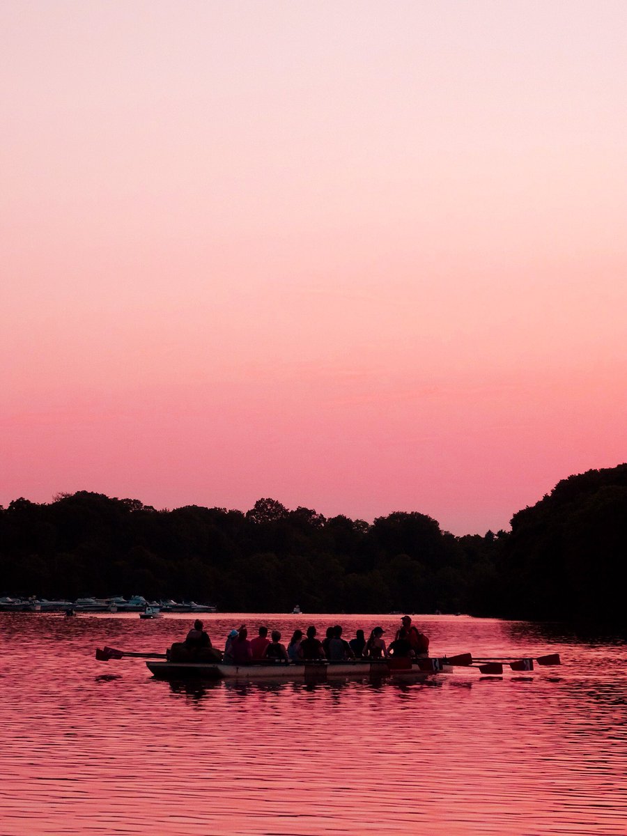 CRRLatCRI's tweet photo. Barge skills #Rowingforall #learningtorow @CRIBoston @concept2 #charlesriverrowingleague #sunset #Boston #newengland @craftbeercellar https://t.co/OoVjfD93hj