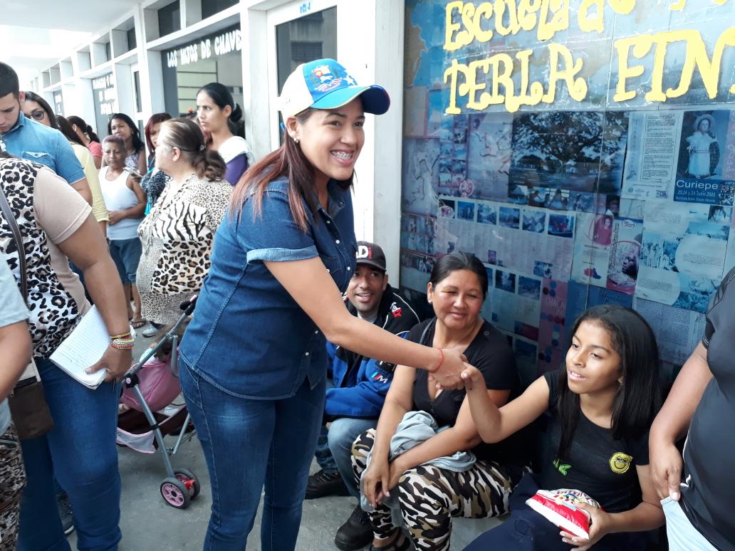 KyraAndrade_27's tweet photo. Estamos llegando al Urbanismo Argelia Laya en Las Acacias a inspeccionar el punto de apoyo nutricional @NicolasMaduro @TareckPSUV https://t.co/sRvjMHOhRM