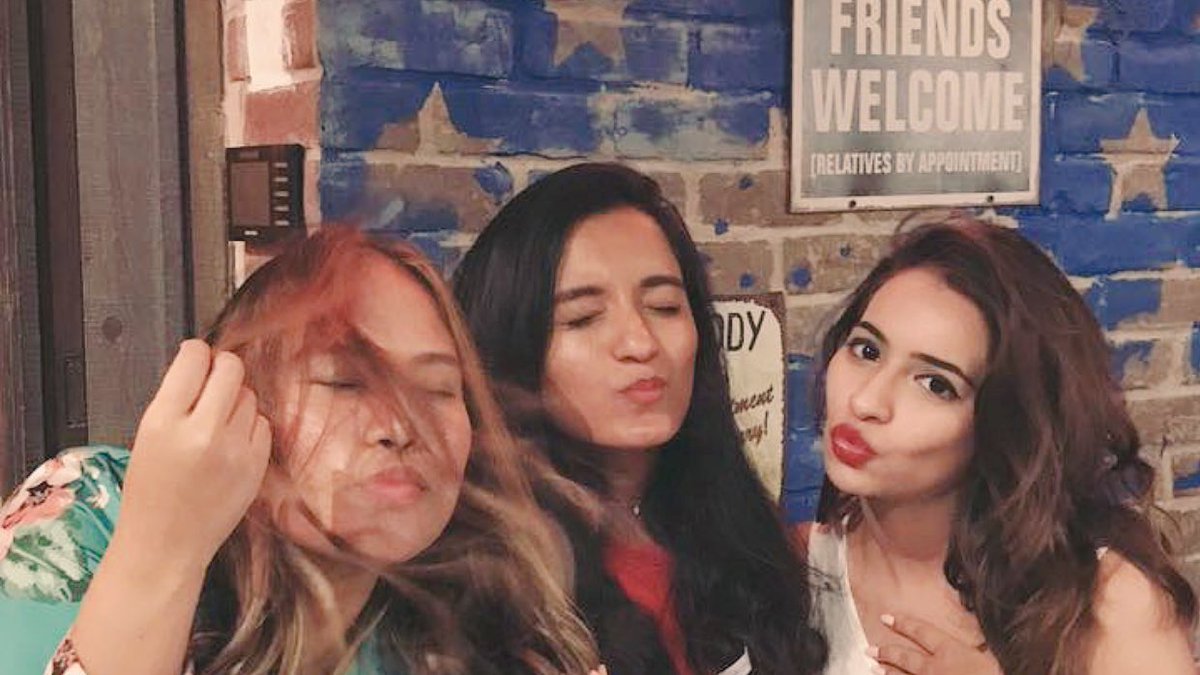 Us trying to do a #bloggers #selfie why not?😂 #bloggerslife #dubai #mydubai #uae #dubaibloggers w/<a href="/CLAWBBQ/">CLAW BBQ</a>