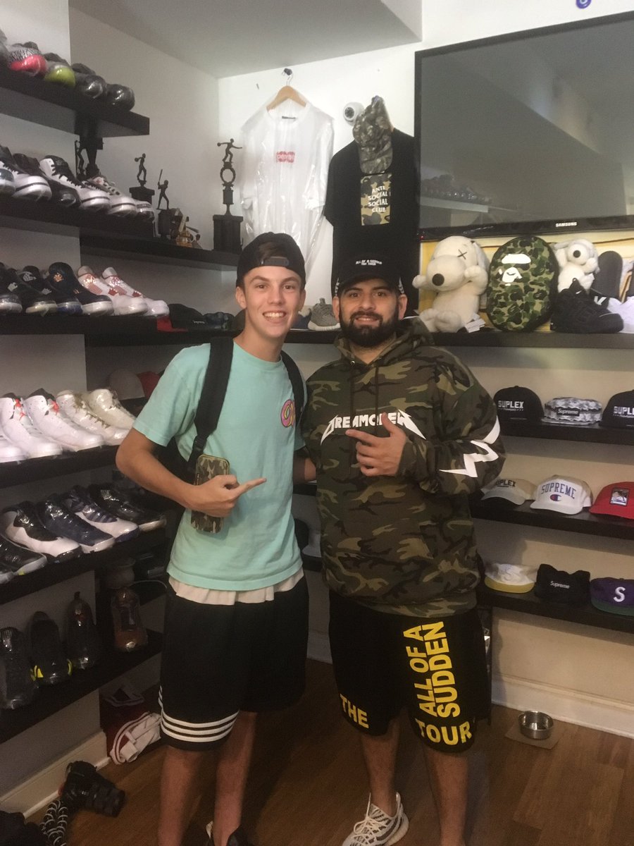 BrendanDever's tweet photo. Met @QiasOmar at @SuplexPhilly #AllOfASuddenFam https://t.co/5xOCLe2kra