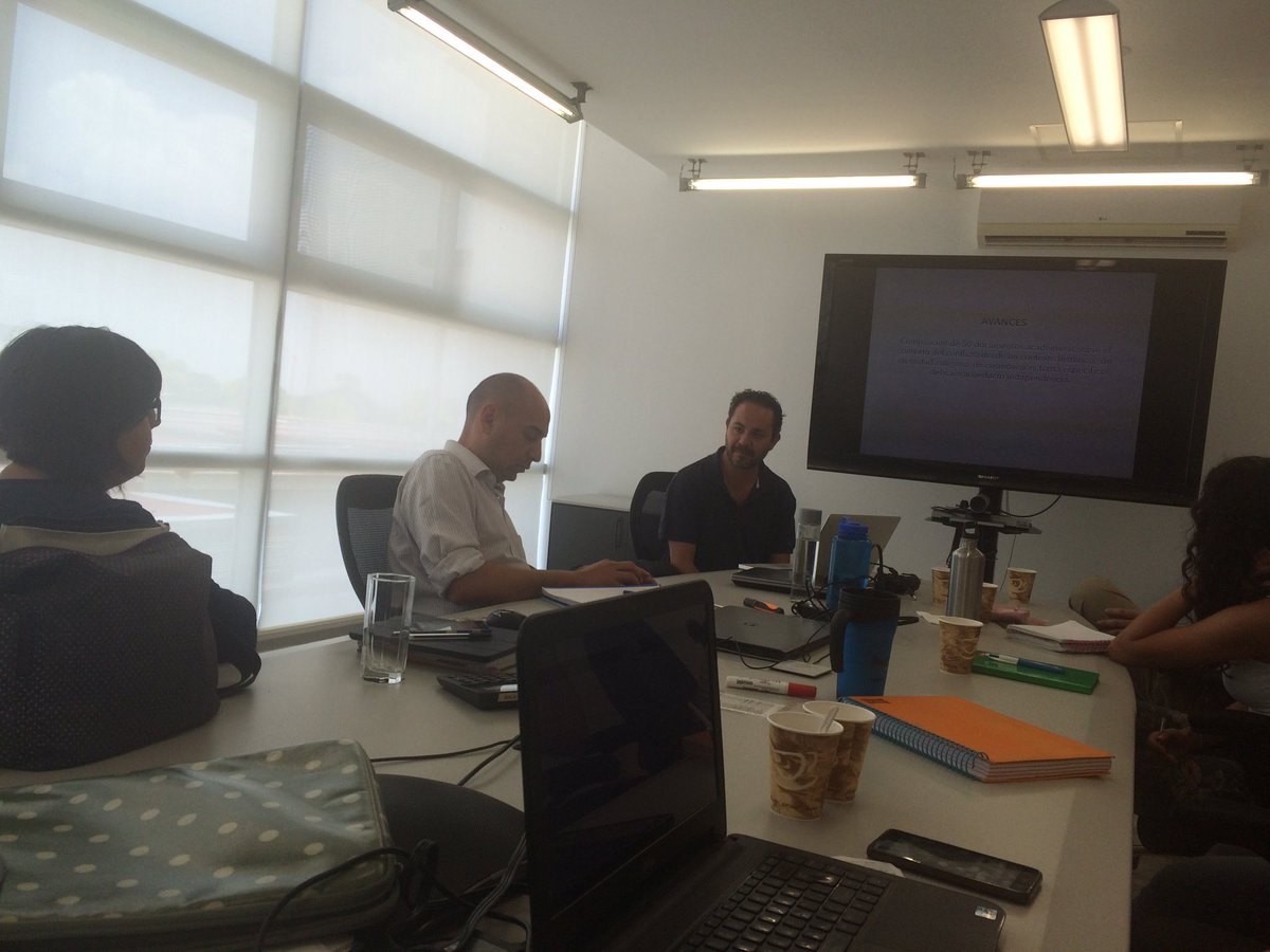raulpacheco's tweet photo. .@Balzaclr presentando sobre el componente de proyecto en que está trabajando sobre conflictos por agua con el Dr @JaimeSainzS #CoReGovLab https://t.co/pwu4KfyhVz