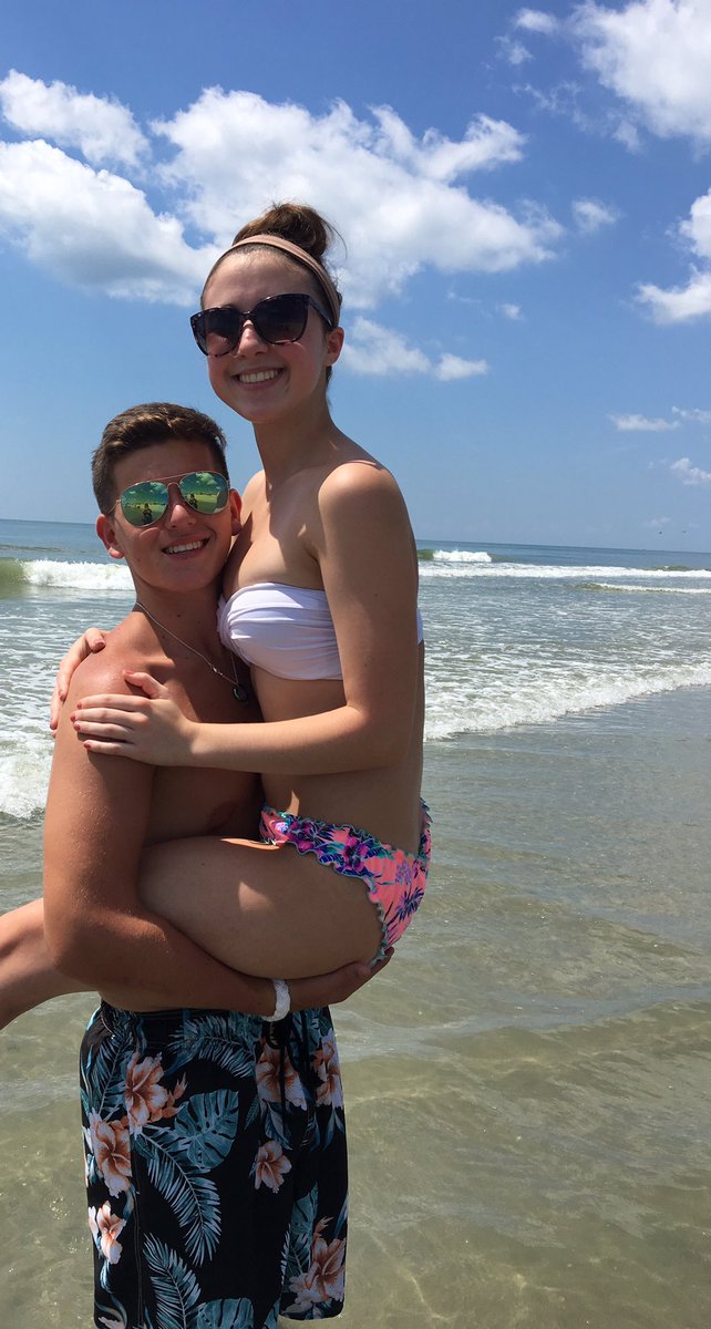 NicoleChartier_'s tweet photo. Beach? Beach.! https://t.co/8PtPr9yRcr