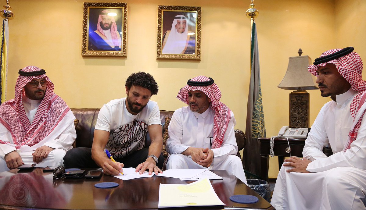 AlNassrFC's tweet photo. #النصر يوقع رسمياً مع القائد المصري الكابتن #حسام_غالي لمدة عام .
#معاك_يانصر https://t.co/xse80zD5xg