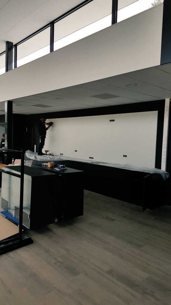DZCsupport68's tweet photo. De mannen van @DeladeInterieur zijn druk bezig met het plaatsen van de barren in de kantine en BC Lounge! #prachtig https://t.co/6UeG7A5wCR
