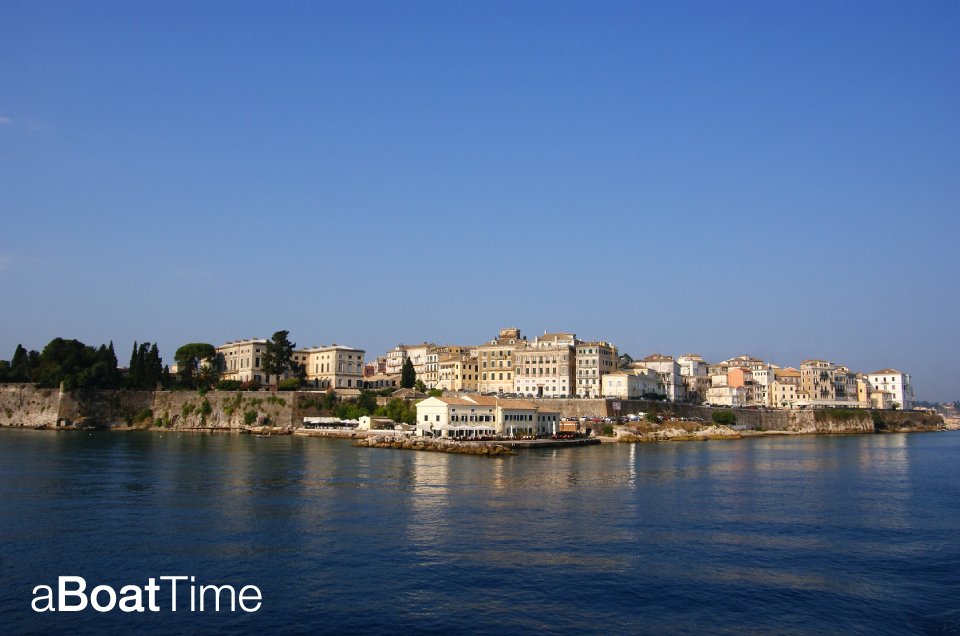 #Corfu is ideal to leave your boat moored in the port and walk through its traditional villages.⚓😁
aboattime.com/en/yacht-chart…