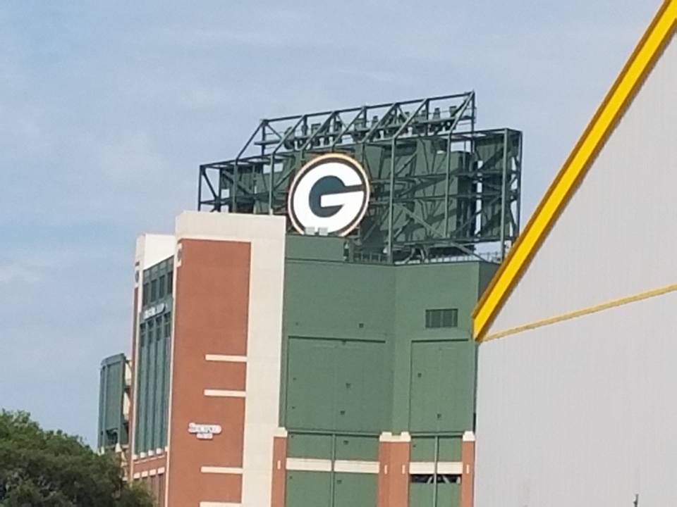 PeoplesBankWI's tweet photo. Our Golden Key Club is having a blast at the @packers training camp! Soon they'll be going to #LambeauField for lunch and a stadium tour. https://t.co/TUl3j7YDqP