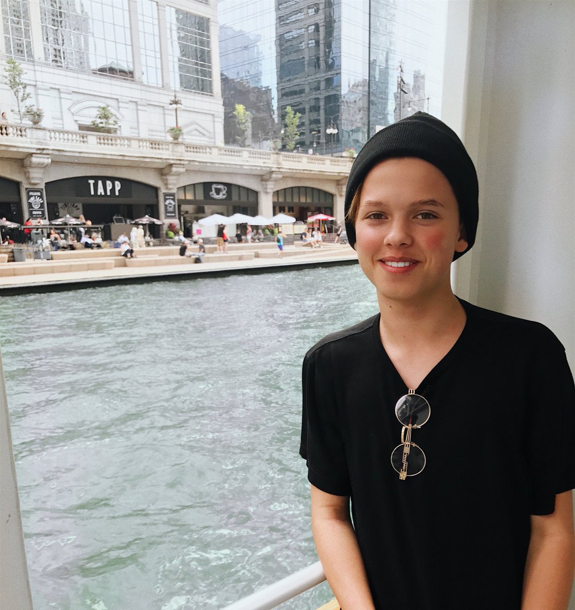 jacobsartorius's tweet photo. chicago was beautiful 😊 https://t.co/LRQmdEGY2i