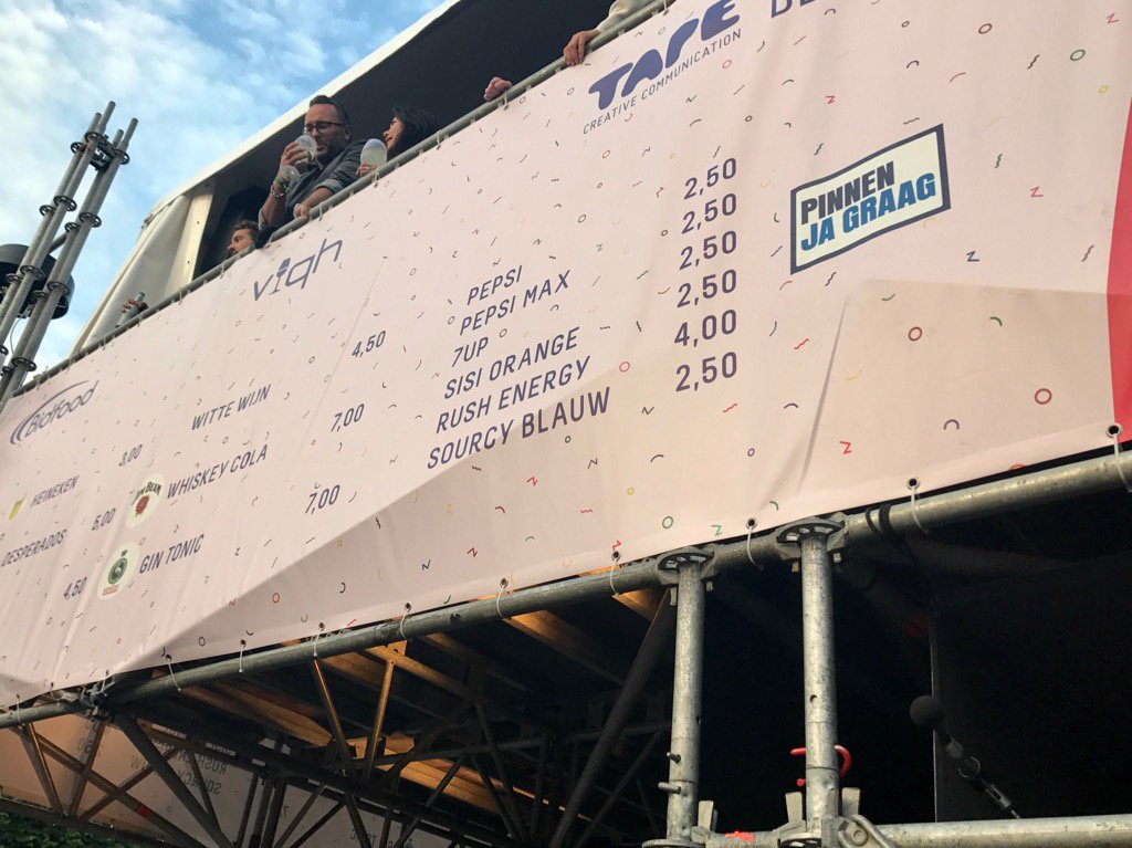 LeonWhale's tweet photo. @HaalemJazz Bedoelen jullie niet... 'Pinnen ja graag, dat levert ons 25 cent extra op!'? #HJ17 https://t.co/X0juEAozQY