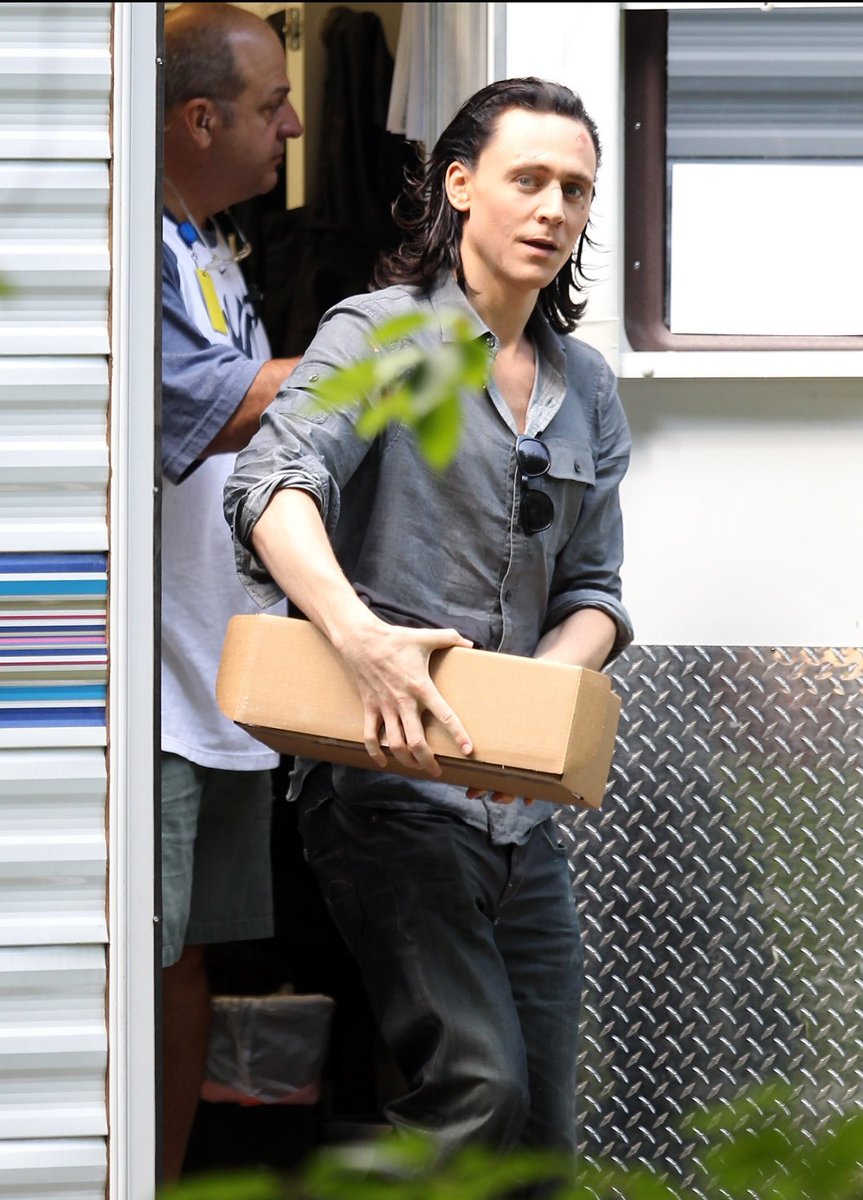Lokis_Kingdom's tweet photo. [ • ] #TomHiddleston on the set of 'The Avengers' in Central Park on September 2, 2011 in NYC. ( via weibo torrilla ) https://t.co/uaVZSswa0Q