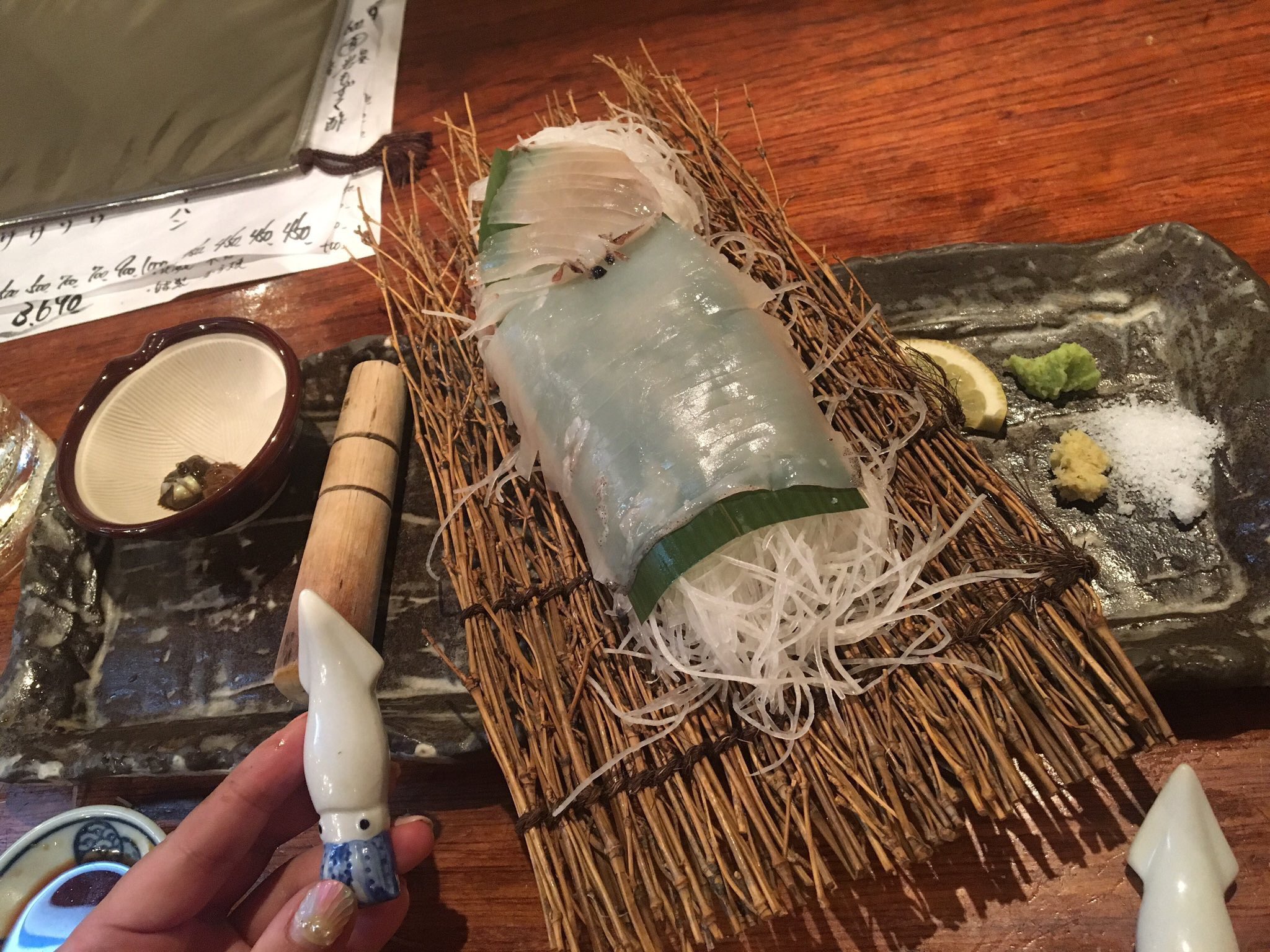 みんなの名店情報局 世界最大級のテキーラの名店 450種類以上揃えていて酒棚が壮観 1shotで800 9 400円 チェイサーのサングリータとの相性抜群 無意識にお冷頼むと富士山の銘水が出てきて800円 六本木 Agave T Co Dqkwdgr8bf T Co
