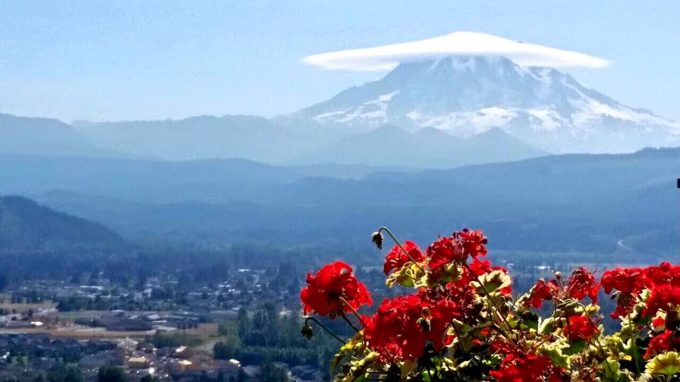 KING5Seattle's tweet photo. Check out that cloud over Mount Rainier! 🗻 It's lenticular: https://t.co/PXtnxoxgAu Photo: @ChrisEgan5 #k5explore https://t.co/E4wtmr6ADG