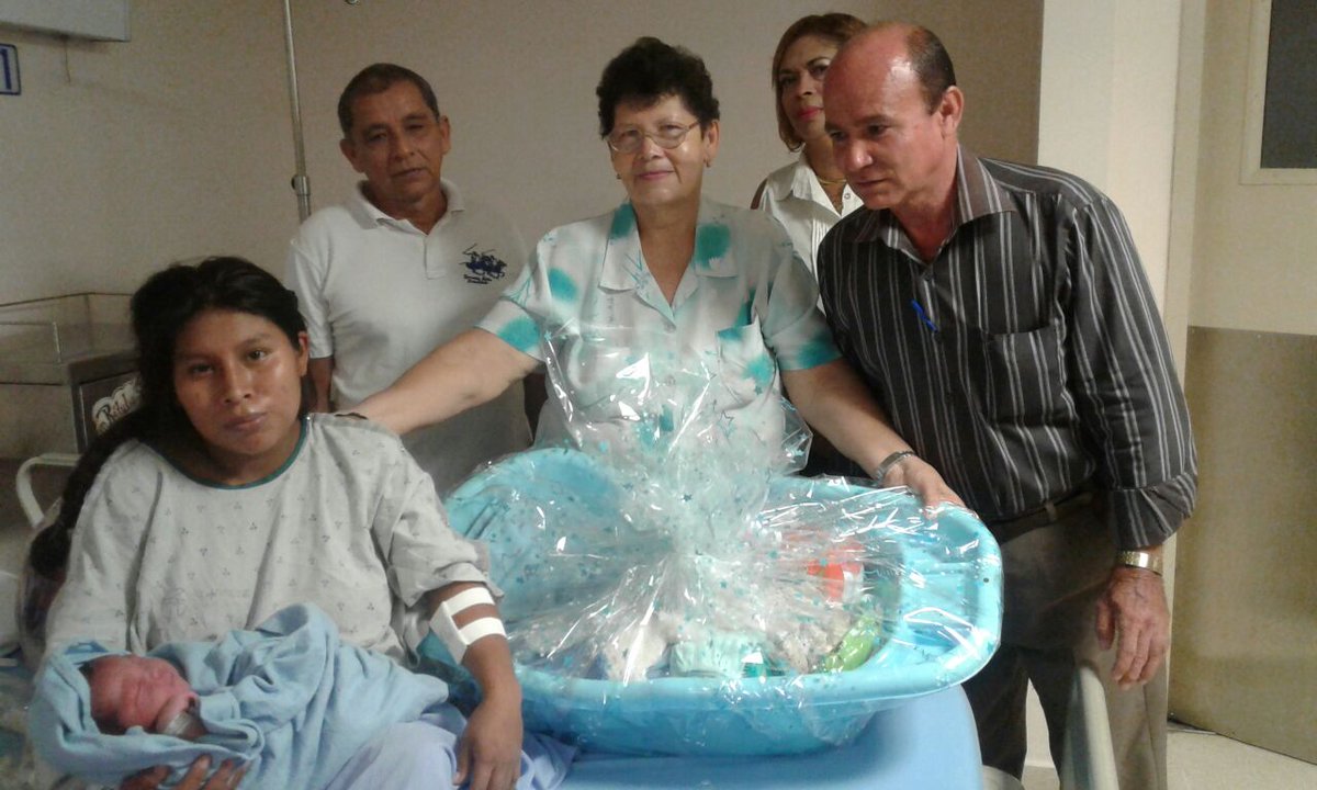 accioncomunal21's tweet photo. El grupo Acción Comunal. En conjunto con el presidente provincial, Lic Hugo Mendez , y el Lic Eric Pitti, entrega de canastillas https://t.co/DWSDsn9nB8