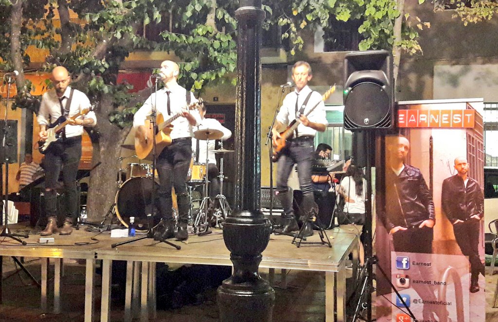 angelespuertas's tweet photo. Qué grandes los @Earnestoficial en las fiestas de #Brihuega! https://t.co/3zEOuFD9oW