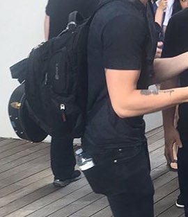 Shawn Mendes Updates On Twitter Did He Really Put A Water Bottle In His Back Pocket When There S A Perfectly Good Pocket On The Side Of His Backpack Lol Https T Co 548sjd5whi
