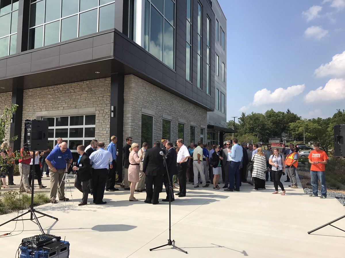 blueskycommerce's tweet image. Crowd is forming! #BlueSkyGrandOpening