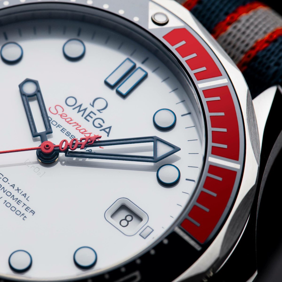 lumbersjeweller's tweet photo. #CommandersWatch / #OMEGA007
Daniel Craig is returning as @007. Did you spot his watch on @ColbertLateShow? https://t.co/TXv2AfTww5