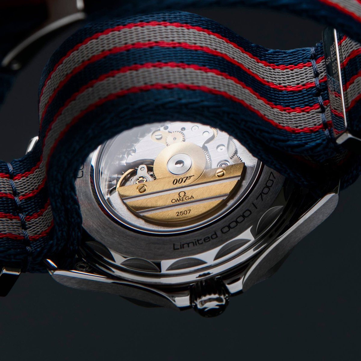 lumbersjeweller's tweet photo. #CommandersWatch / #OMEGA007
Daniel Craig is returning as @007. Did you spot his watch on @ColbertLateShow? https://t.co/TXv2AfTww5